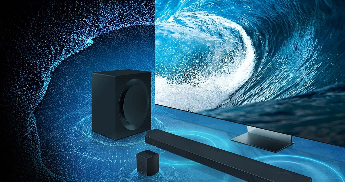 Soundbar Samsung HW-Q990D czarny grafika przedstawia zestaw soundbara z głośnikami oraz telewizorem z wyświetloną grafiką fali morskiej